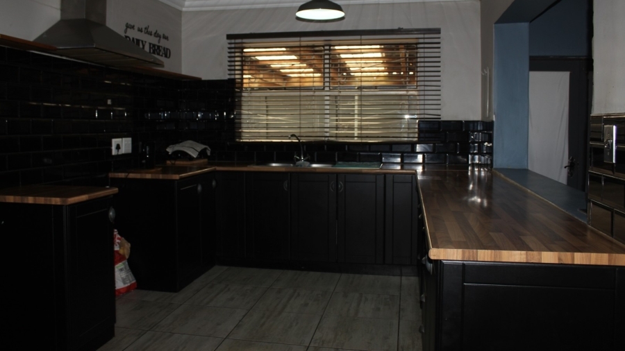 4 Bedroom Property for Sale in Avondale Western Cape